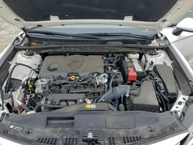 Toyota Camry Le Image 6