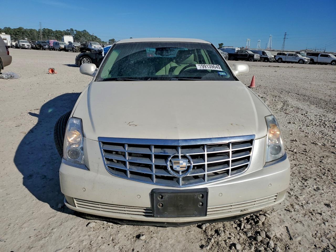 Cadillac DTS Image 9