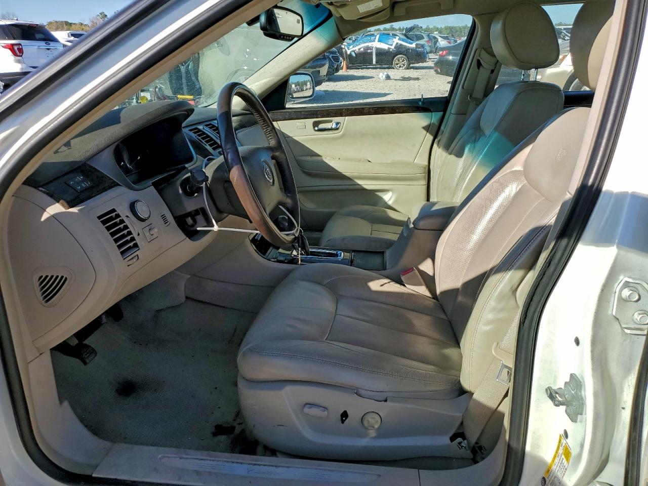 Cadillac DTS Image 6