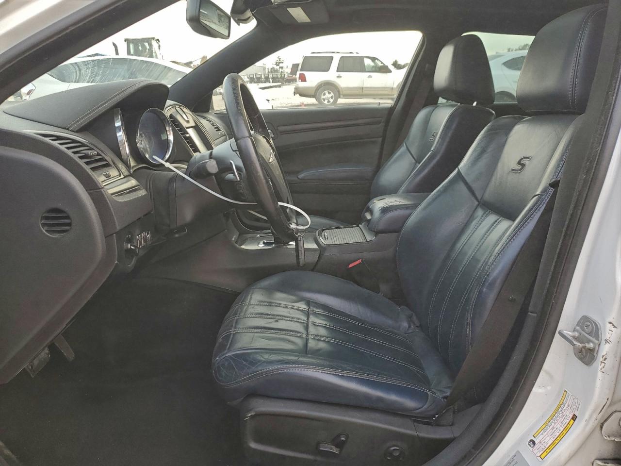 Chrysler 300 S Image 6