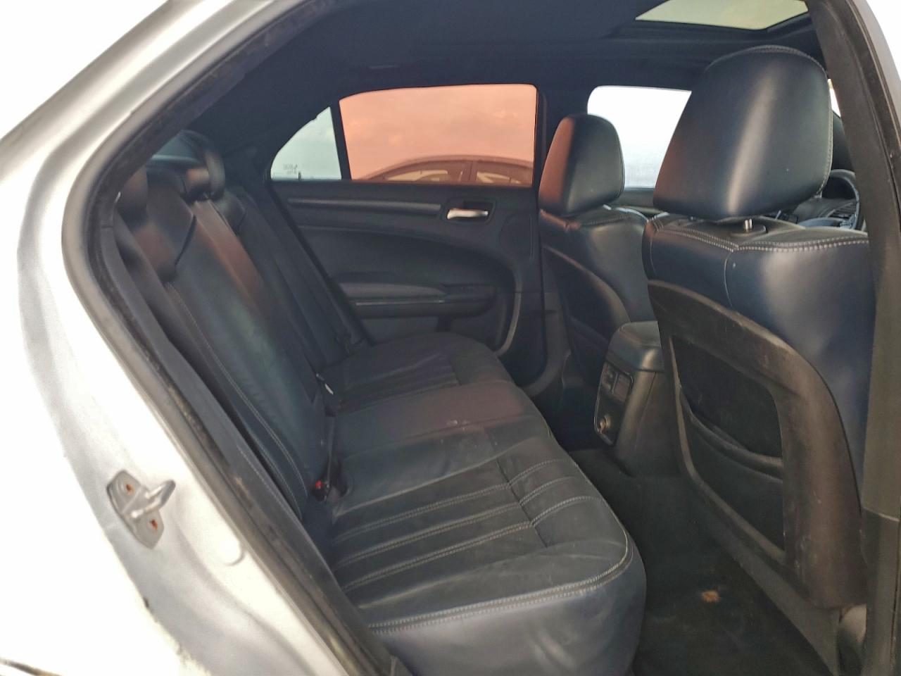 Chrysler 300 S Image 13