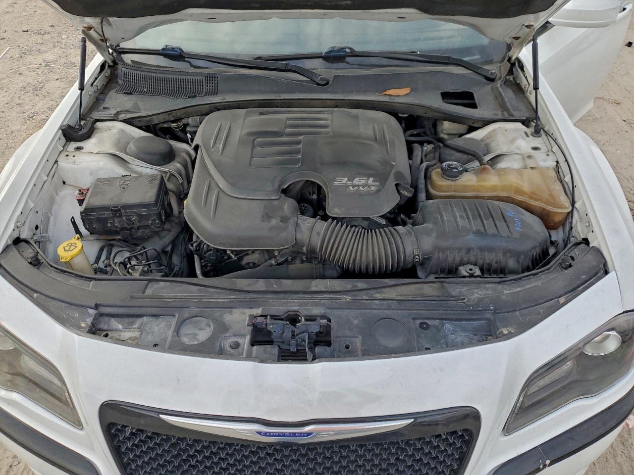 Chrysler 300 S Image 8