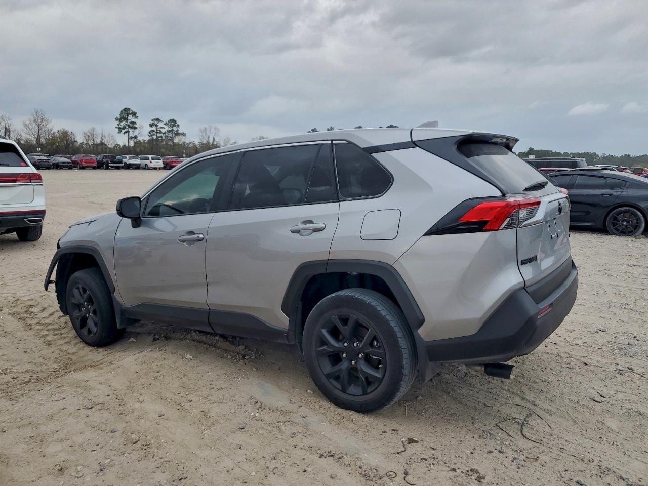 Toyota RAV4 Le Image 5