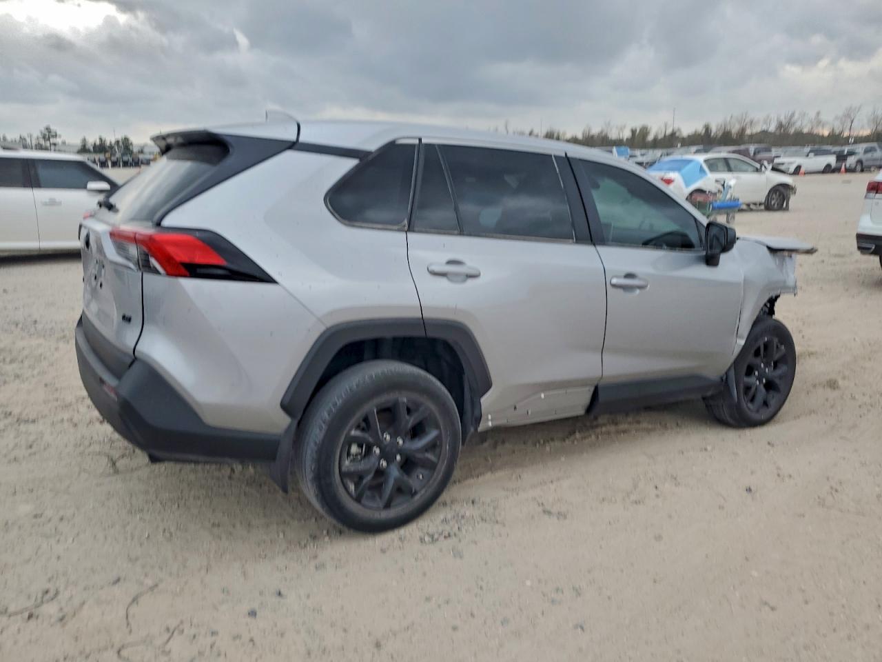 Toyota RAV4 Le Image 4