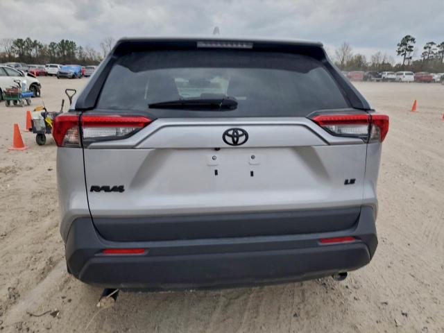 Toyota RAV4 Le Image 2