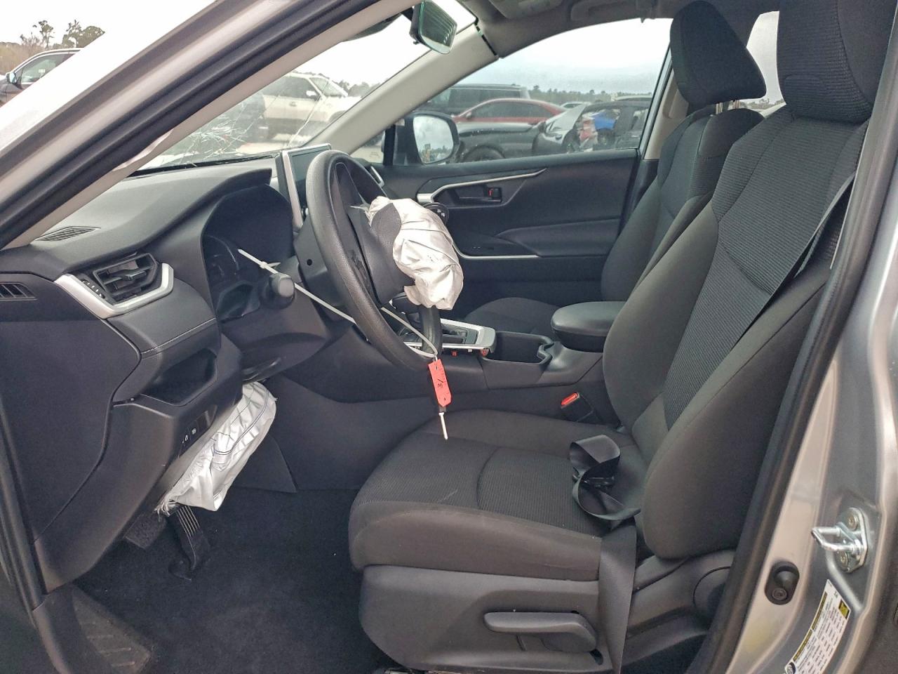 Toyota RAV4 Le Image 11