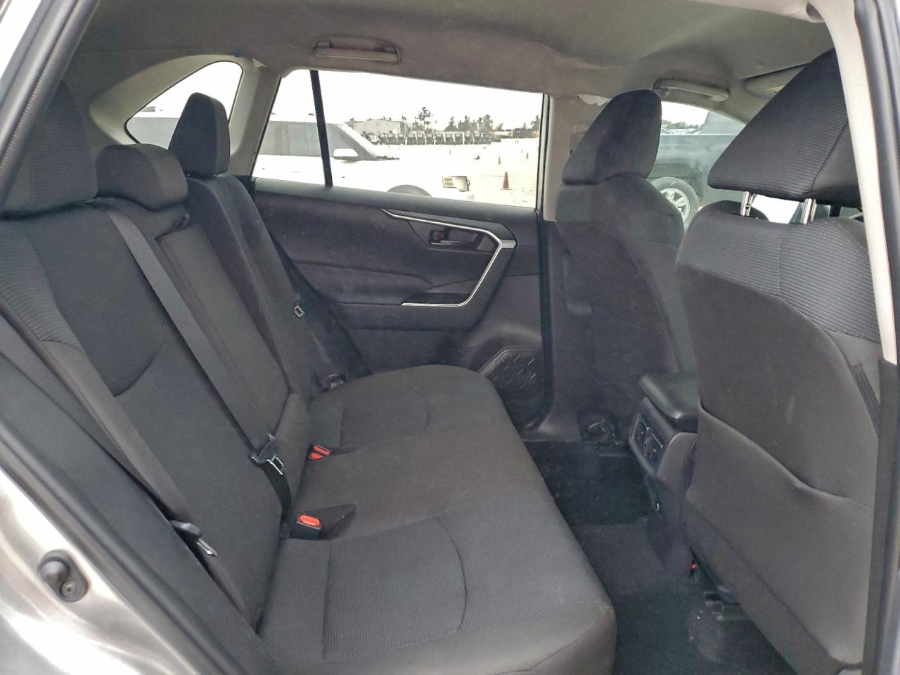 Toyota RAV4 Le Image 8