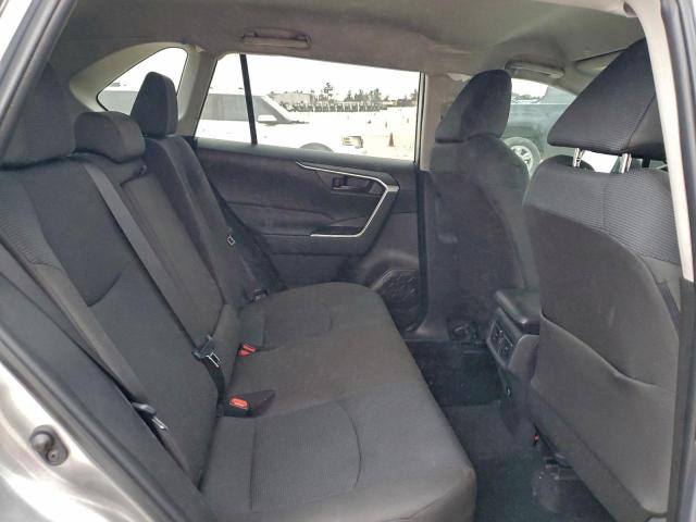 Toyota RAV4 Le Image 8