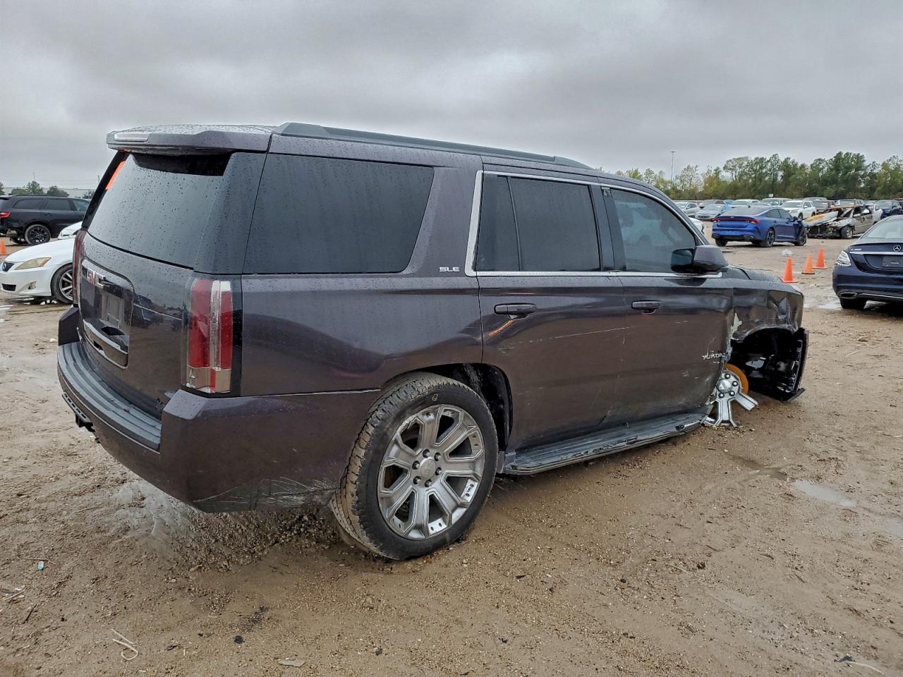 GMC Yukon Sle Image 2