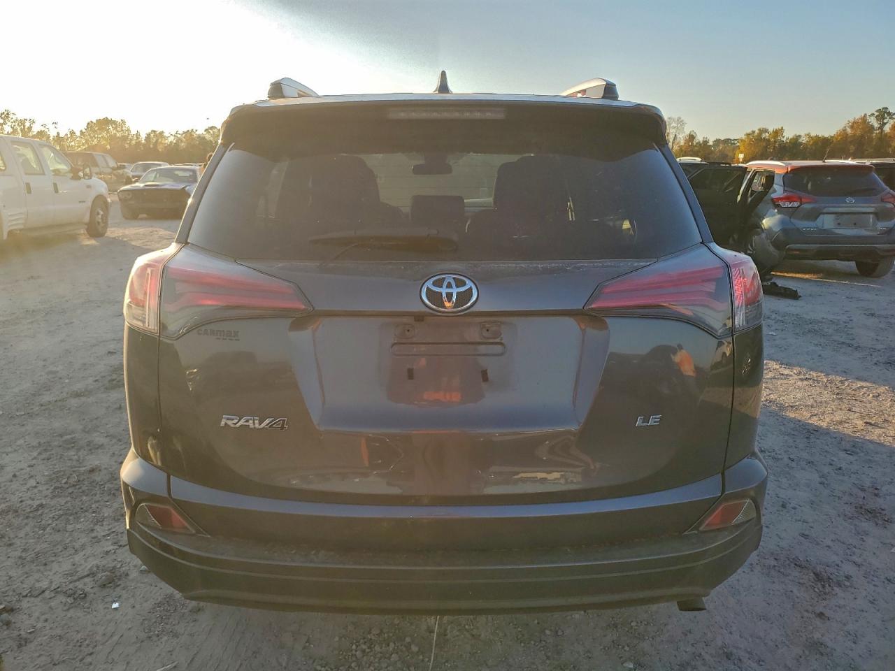 Toyota RAV4 Le Image 5