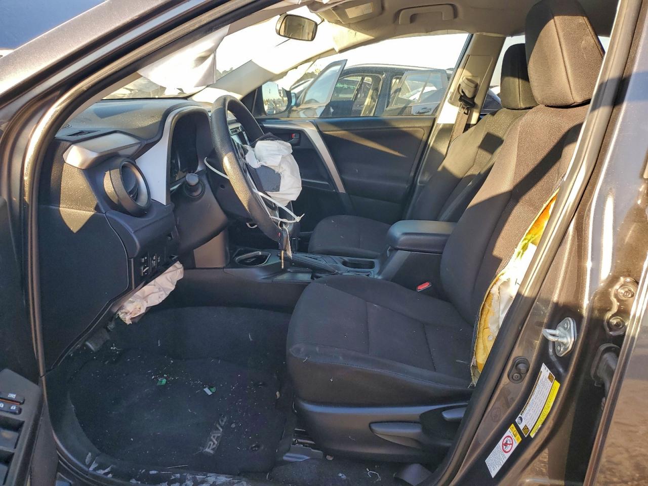 Toyota RAV4 Le Image 12