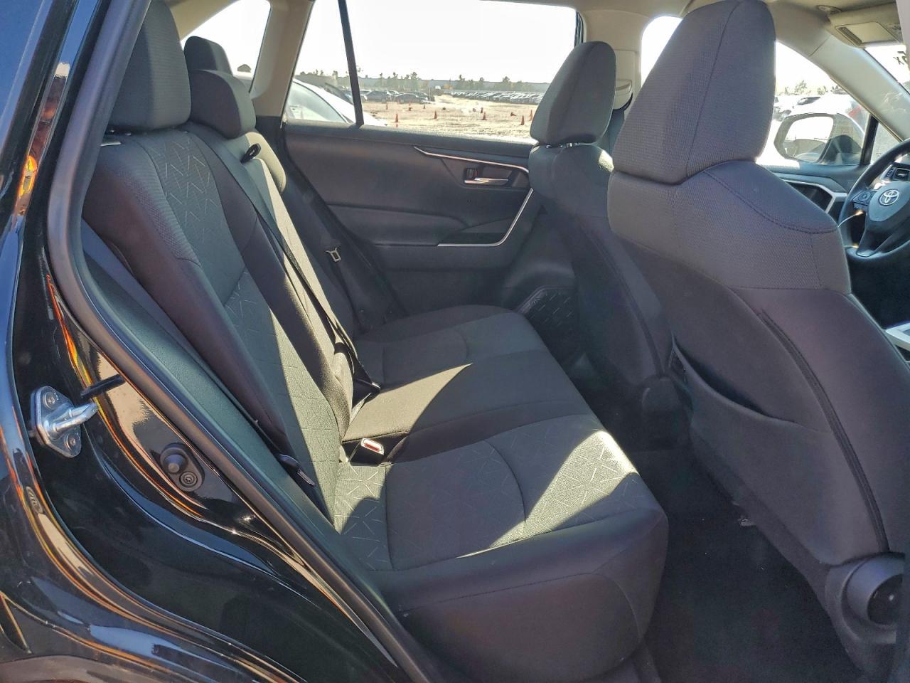 Toyota RAV4 Xle Image 4